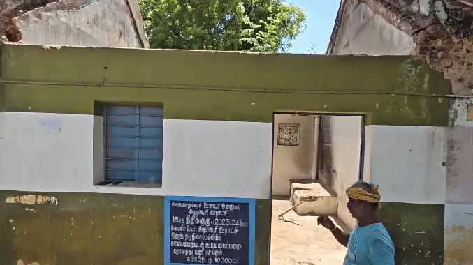 இடி மின்னல் தாக்கி அரசுப்பள்ளி கட்டடம் இடிந்து விபத்து