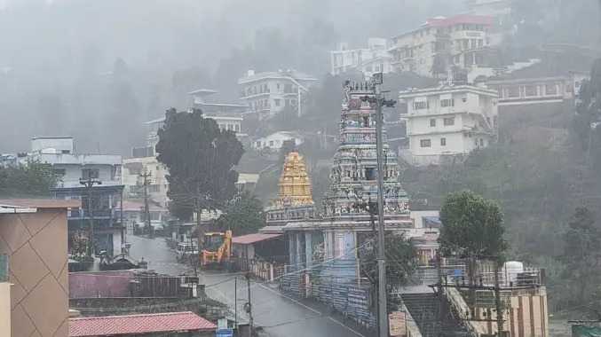 கனமழையால் சுற்றுலா பயணிகள் மகிழ்ச்சி