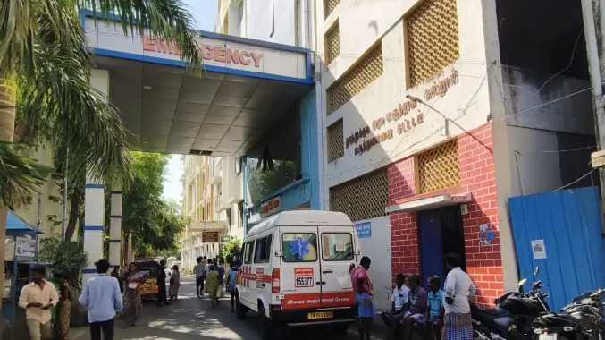 கேட்டரிங் கல்லூரி மாணவரை தாக்கிய திருநங்கை