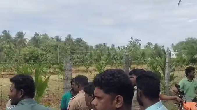 பள்ளிக்கு சென்ற ஆசிரியையிடம் 10 பவுன் தங்க நகை பறிப்பு