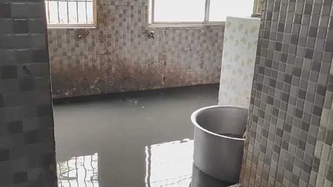 அம்மா உணவகத்தின் சமையல் அறையில் கழிவுநீர் தேக்கம்