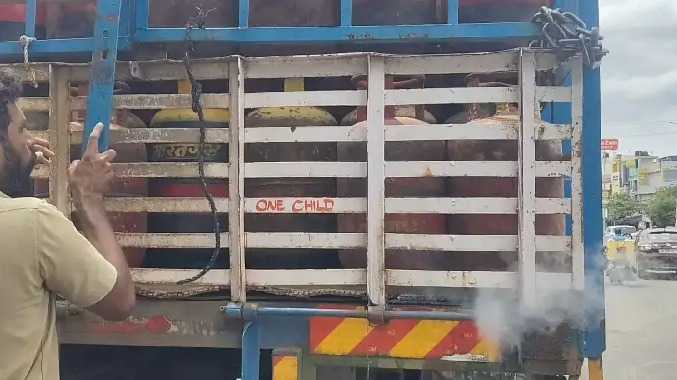 சாலையில் சென்ற லாரியில் இருந்த கேஸ் சிலிண்டர் கசிவு