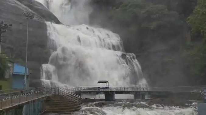 குற்றால அருவிகளில் நீர்வரத்து அதிகரித்து வெள்ளப்பெருக்கு