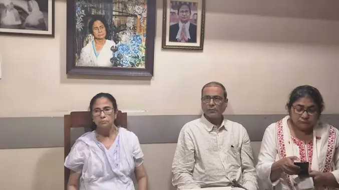 முன்னாள் முதல்வர் மம்தா பானர்ஜிக்கு வீட்டுக் காவல்