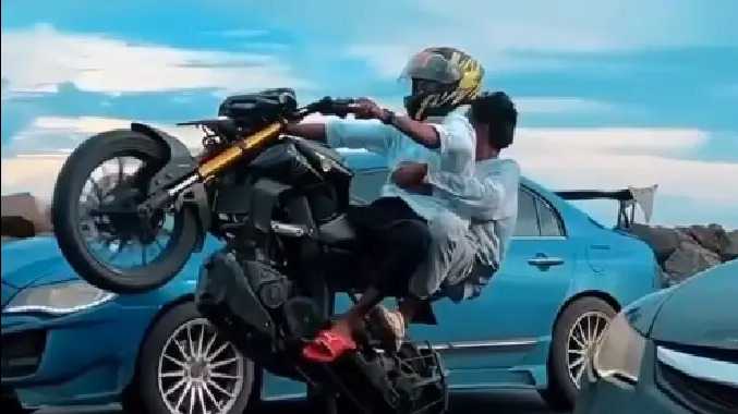 வாகன ஓட்டிகளுக்கு அச்சத்தை ஏற்படுத்திய இளைஞர்கள்