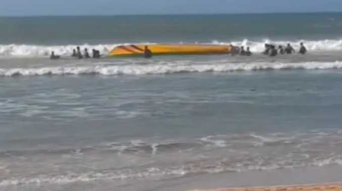 குமரியில் ராட்சத அலையில் சிக்கிய நாட்டுப்படகு