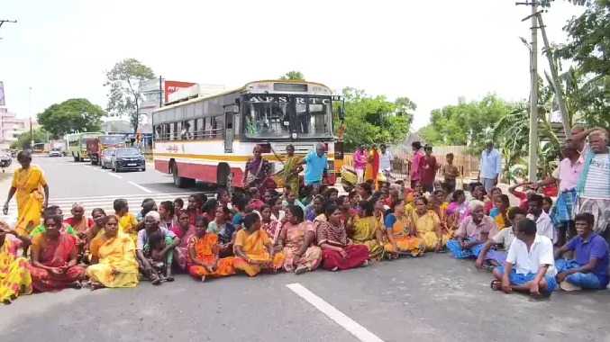 திருத்தணி அருகே கிராம மக்கள் சாலை மறியல் போராட்டம்
