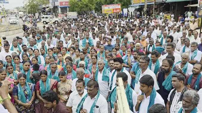 பொய் வழக்குப்பதிவு செய்துள்ளதாக கூறி விவசாயிகள் ஆர்பாட்டம்