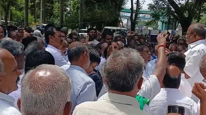 நீர்வளத்துறை அலுவலகத்தை முற்றுகையிட்ட விவசாயிகள்