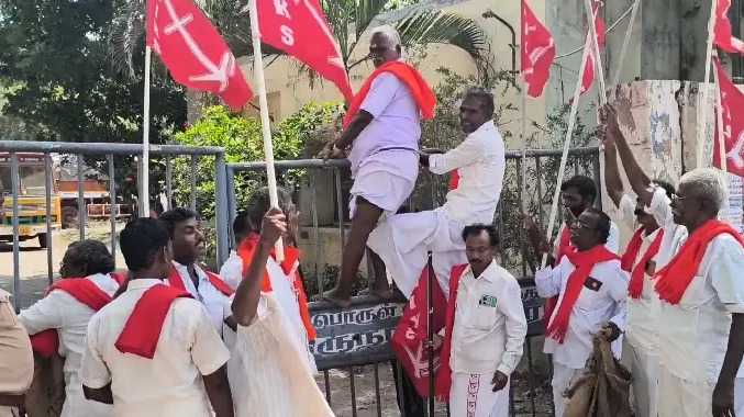 அதிகாரிகளின் அலட்சிய போக்கை கண்டித்து ஆர்ப்பாட்டம்