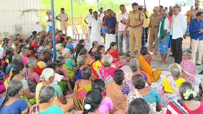 கடையை திறக்க விடாமல் மக்கள் காத்திருப்பு போராட்டம்