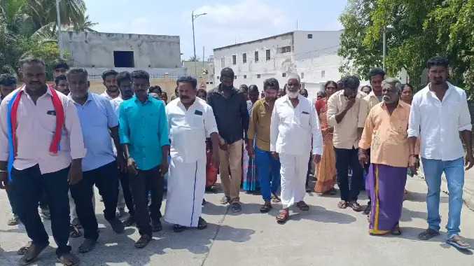 ஆம்பூர் அமீன் நகர் பகுதி மக்கள் ஆட்சியரிடம் புகார் மனு