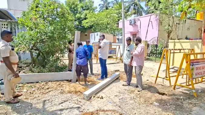 நிலத்தை ஆக்கிரமித்து பாதையாக பயன்படுத்திய மக்கள்