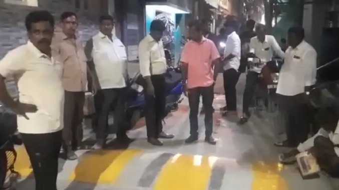 புதிதாக அமைத்த வேகத் தடைக்கு வண்ணம் பூசும் பணி