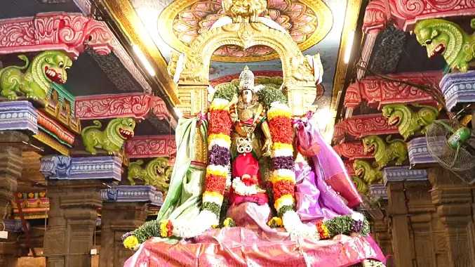 அலங்கரிக்கப்பட்ட கொடிமரம் அருகே எழுந்தருளிய அம்மன்