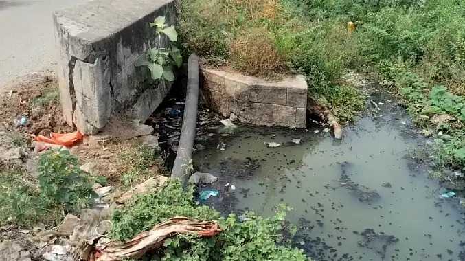 குடியிருப்பு பகுதியில் உள்ள குட்டையில் தேங்கிய கழிவுநீர்