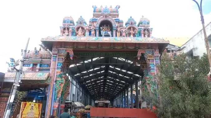 சனீஸ்வர பகவான் கோயிலில் குவிந்த பக்தர்கள்