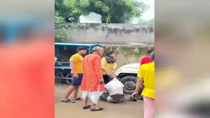 இளைஞரை ஊர்வலமாக இழுத்துச் சென்று போலீசில் ஒப்படைப்பு