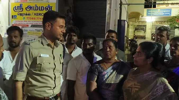 பேரிகார்டுகளை அகற்ற உத்தரவிட்ட அமைச்சர் விஜயலட்சுமி