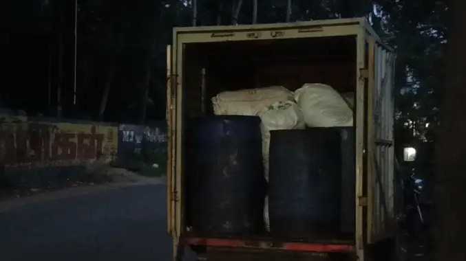 கோழி கழிவுகளை ஏற்றி சென்ற வாகனம் சிறைப்பிடிப்பு