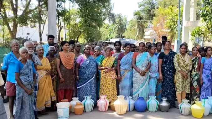 சாத்தனூர் பகுதியில் மக்கள் காலிக்குடங்களுடன் போராட்டம்