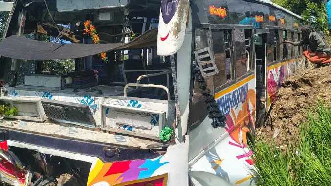 நாகை அருகே வாய்க்காலுக்குள் பாய்ந்த தனியார் பேருந்து