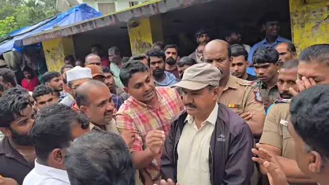 காலையில் காட்டு யானைகளை விரட்டும் பணி