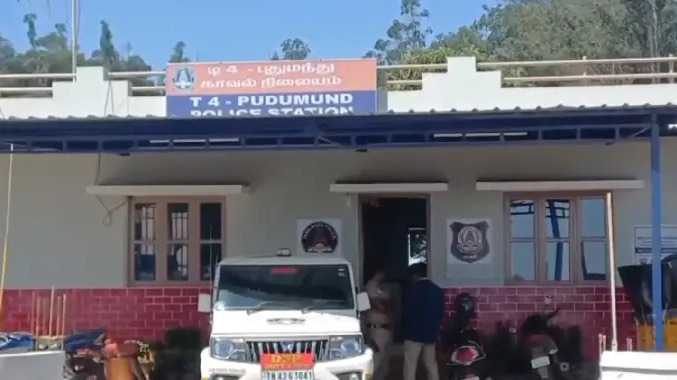தொழிற்சாலை வளாகத்தில் மண் கடத்திய 3 பேர் கைது