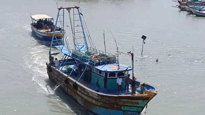 நடுக்கடலில் பழுதாகி 2 நாட்களாக தவித்த மீனவர்கள்