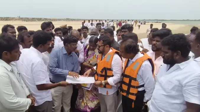 பழவேற்காட்டில் அமைச்சர் ஸ்ரீநாத் படகில் பயணித்து ஆய்வு
