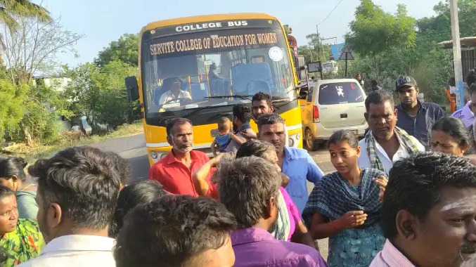 காலி குடங்களுடன் சாலை மறியலில் ஈடுபட்ட மக்கள்