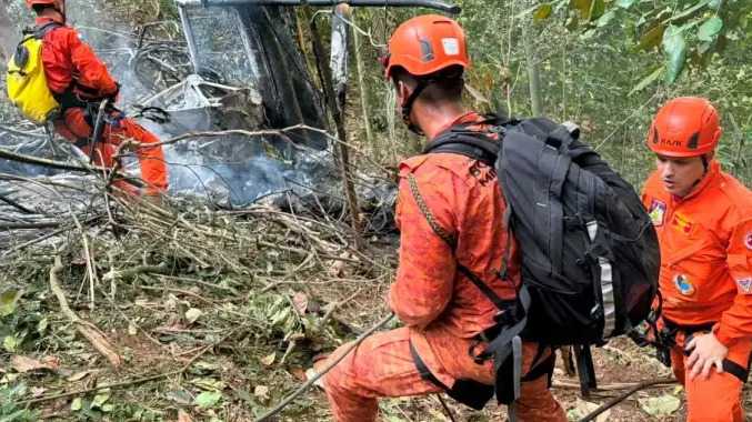 வனப்பகுதியில் விழுந்து சிதறிய சுற்றுலா ஹெலிகாப்டர்