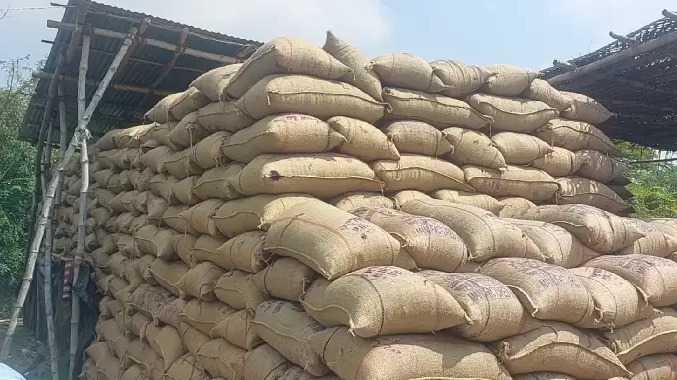 கொள்முதல் நிலையங்களில் 5 லட்சம் நெல் மூட்டைகள் தேக்கம்