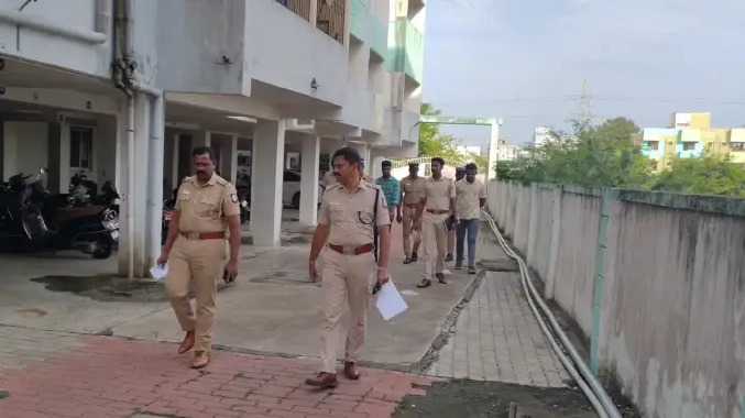 கல்லூரி மாணவர்கள் தங்கியுள்ள குடியிருப்புகளில் திடீர் சோதனை