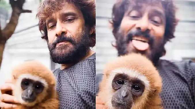 குரங்குடன் கொஞ்சி விளையாடும் நடிகர் விக்ரம்