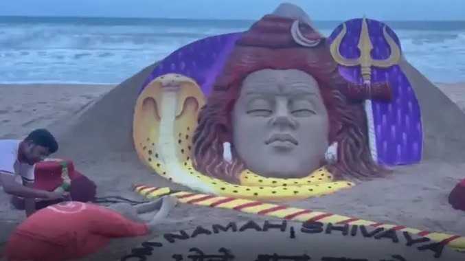 பூரி கடற்கரையில் சிவம் வடிவிலான மணல் சிற்பம்