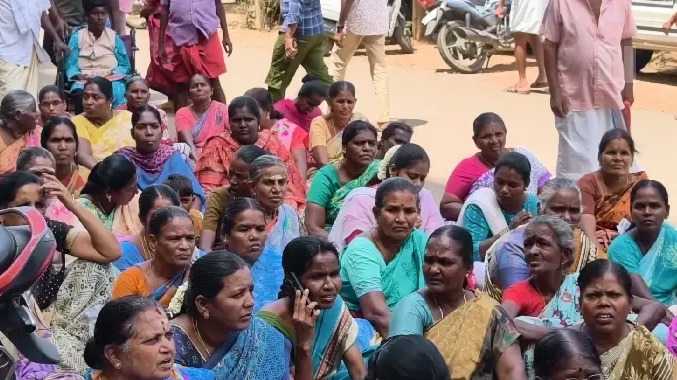 மாவட்ட ஆட்சியர் அலுவலகத்தை முற்றுகையிட்ட பெண்கள்