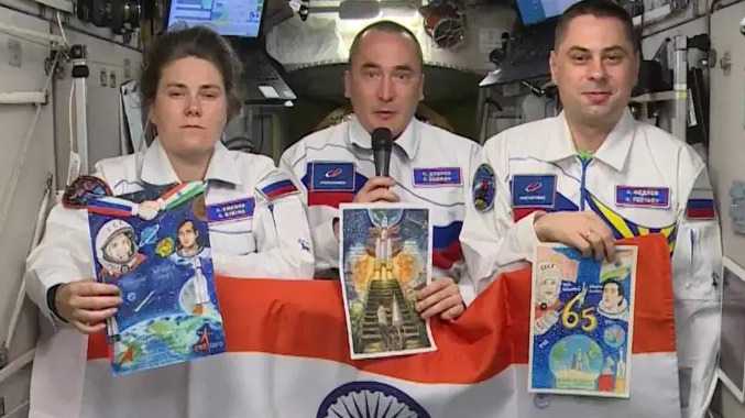 விண்வெளியில் இருந்து மூவர்ணக்கொடியுடன் வாழ்த்து