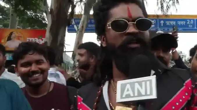சினிமா பாணியில் உடையணிந்து மாணவர்கள் ஆர்ப்பாட்டம்