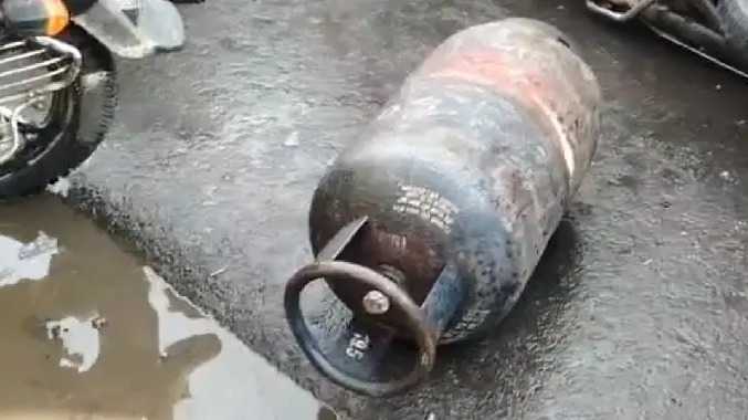 தேநீர்க் கடையில் சிலிண்டர் வெடித்து 12 பேர் தீக்காயம்