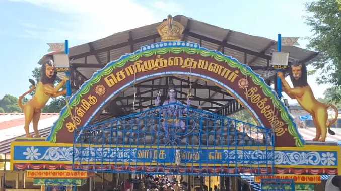 சொரிமுத்து அய்யனார் கோயிலில் குவிந்த பக்தர்கள்