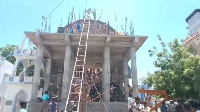 மாதா ஆலய கட்டுமான பணியின் போது இடிந்த மேற்கூரை
