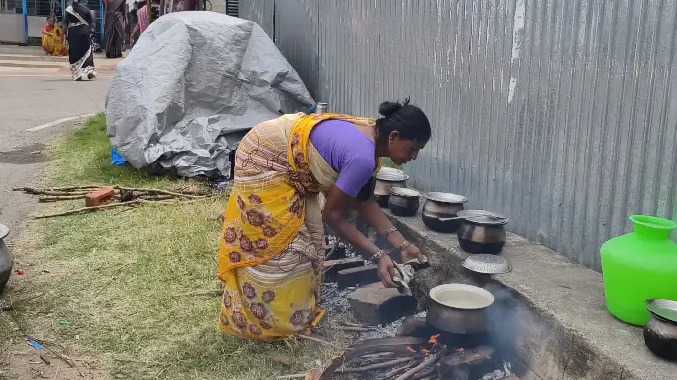 ஜோலார்பேட்டை அருகே சாலையோரத்தில் சமைத்து போராட்டம்