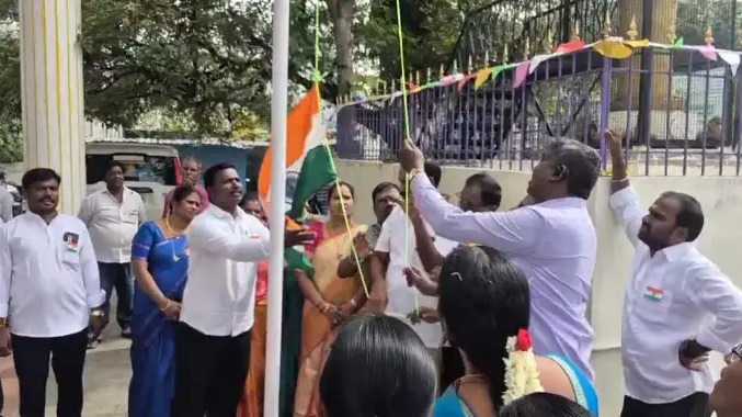 ஊராட்சி ஒன்றிய அலுவலகத்தில் தலைகீழாக ஏற்றப்பட்ட தேசியக்கொடி