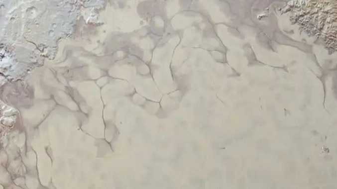 புளூட்டோ மேற்பரப்பில் உறைந்துள்ள திரவ நைட்ரஜன்