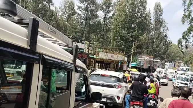 ஏற்காட்டில் அதிகளவில் குவிந்த சுற்றுலாப் பயணிகள்