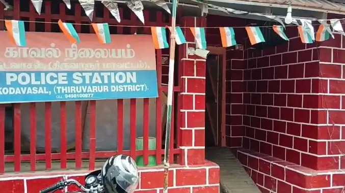 ஸ்கூட்டியில் வைத்திருந்த ஓய்வூதிய பணம் திருட்டு
