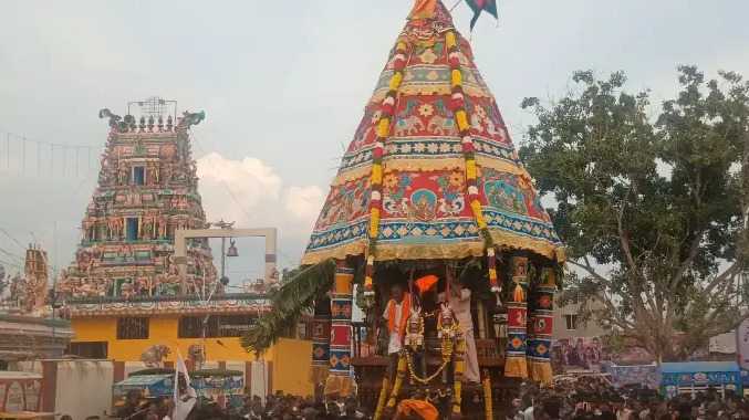 முத்துமாரியம்மன் கோவிலில் தேர் திருவிழா கோலாகலம்
