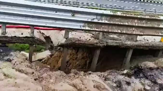 கங்கா விரைவுச்சாலையில் 10 மீட்டர் ஆழத்திற்கு பள்ளம்