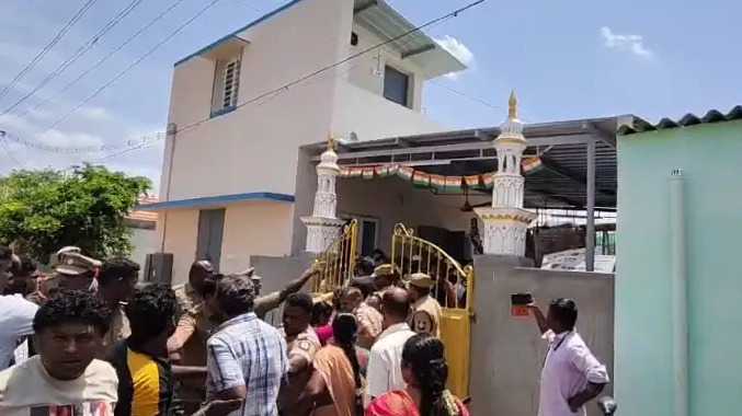 குடியிருக்க வீடு கட்டுவதாக தொழுகை கூடம் அமைத்த நபர்